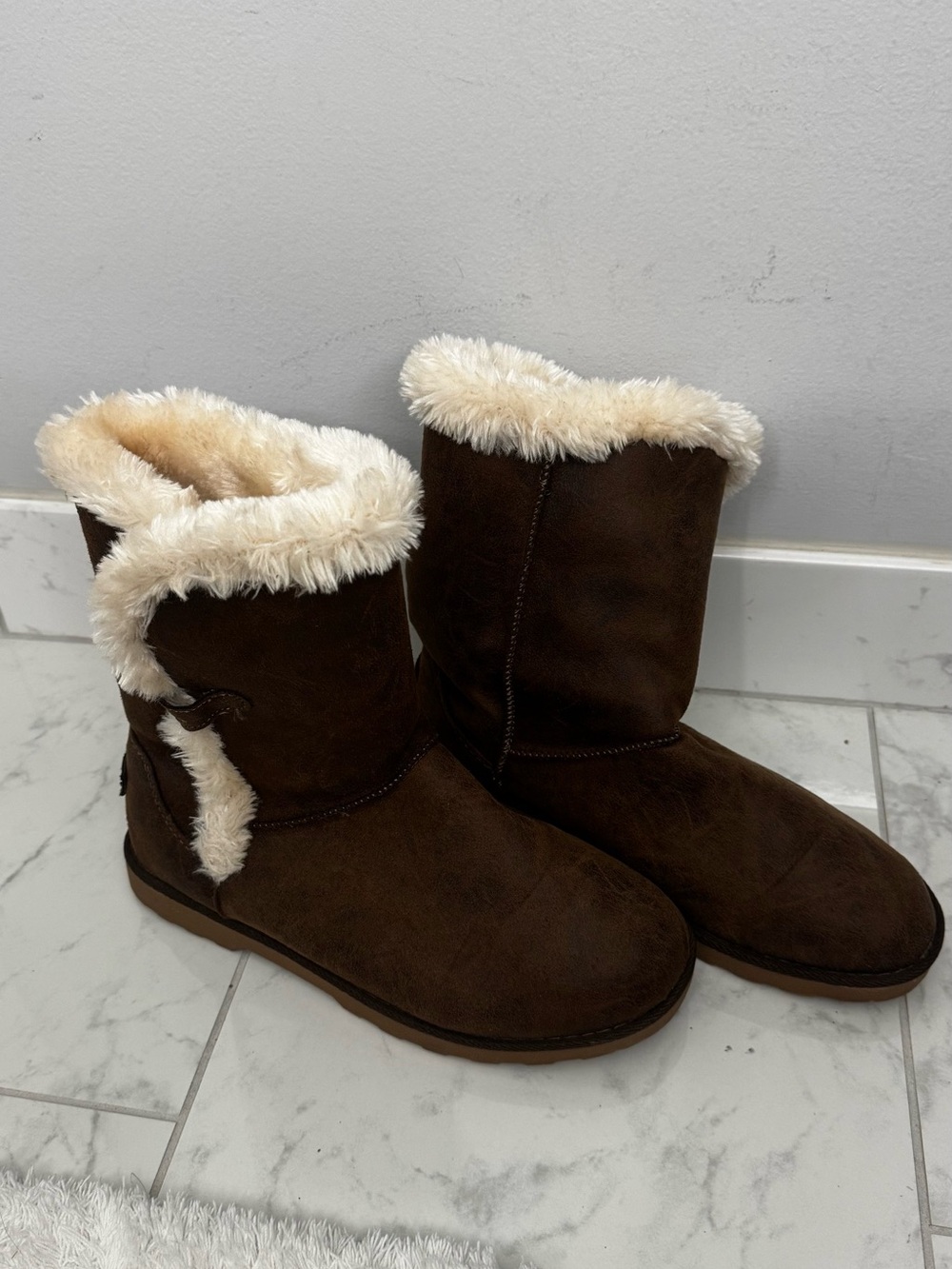 Cozy Chestnut Faux-Suede Winter Boots with Cream Fur Trim